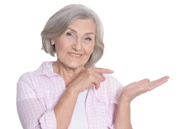 Portrait d'une belle femme âgée heureuse sur fond blanc