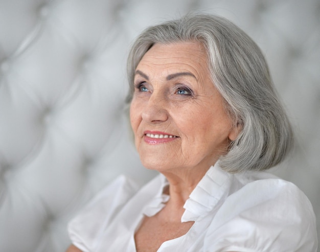 Portrait d'une belle femme âgée heureuse gros plan