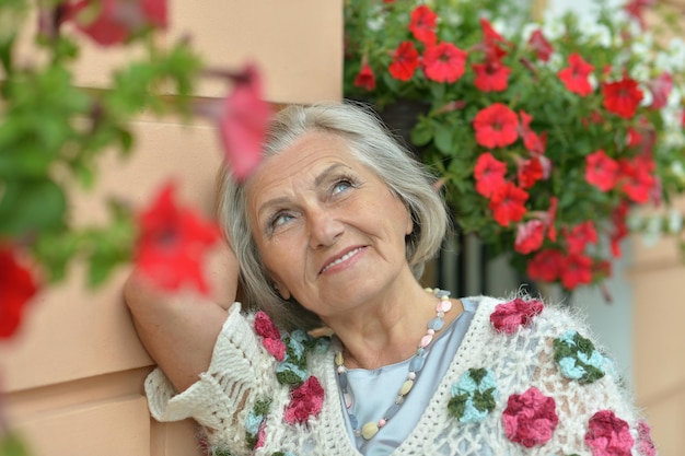 Portrait d'une belle femme âgée heureuse