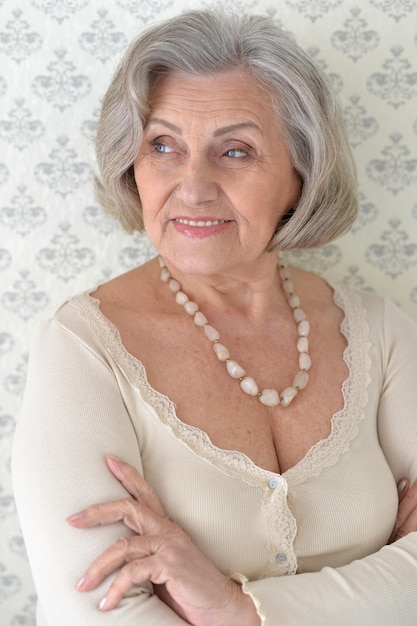 Portrait d'une belle femme âgée heureuse