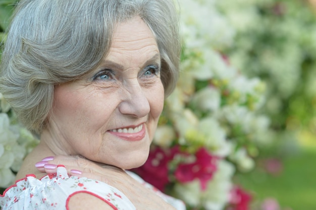 Portrait d'une belle femme âgée heureuse