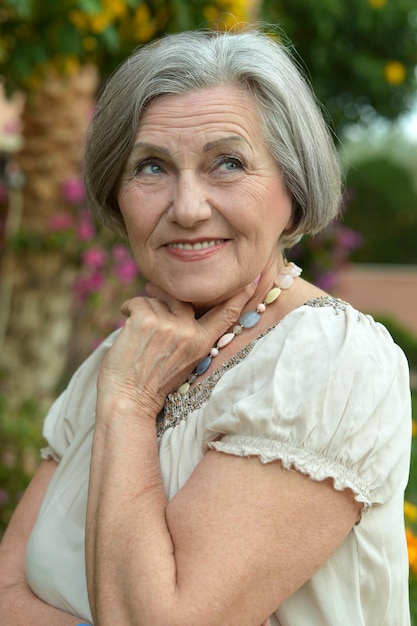 Portrait d'une belle femme âgée heureuse