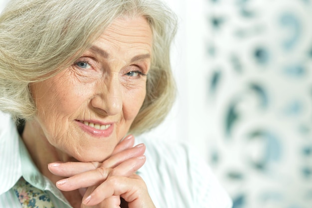 Portrait d'une belle femme âgée posant