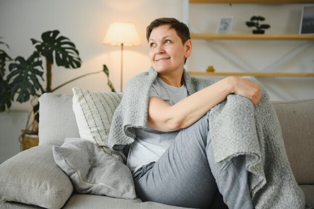 Portrait d'une belle femme âgée souriante à la maison