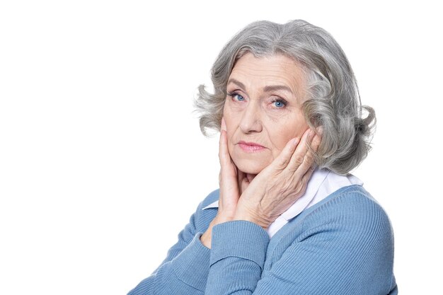 Portrait de belle femme âgée triste posant