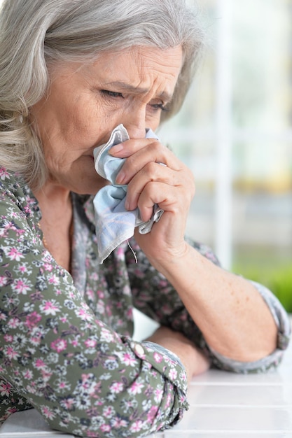 Portrait d'une belle femme âgée triste