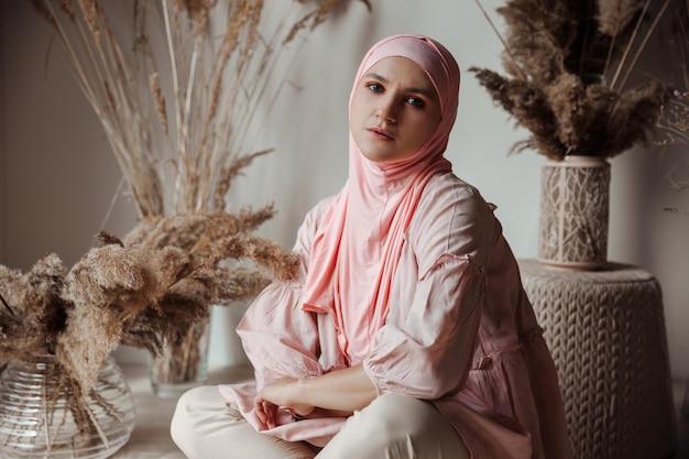 Portrait d'une belle femme arabe musulmane portant le hijab rose vue latérale