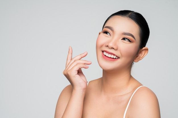 Portrait d'une belle femme asiatique aux cheveux noirs et aux lèvres roses