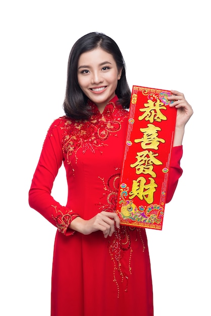 Portrait d'une belle femme asiatique en costume de festival traditionnel Ao Dai montrant les rouleaux du Nouvel An vacances du Têt. Nouvelle année lunaire. Le texte signifie le bonheur et l'enrichissement.