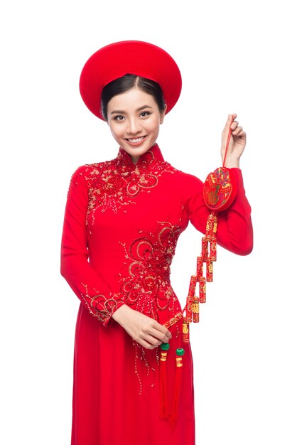 Portrait d'une belle femme asiatique en costume de festival traditionnel Ao Dai. Vacances du Têt. Nouvelle année lunaire. Texte signifie bonheur.