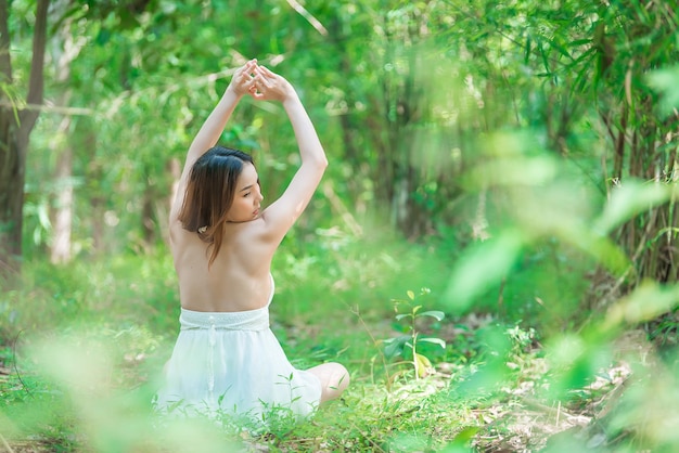 Portrait d'une belle femme asiatique dans la forêtThaïlande