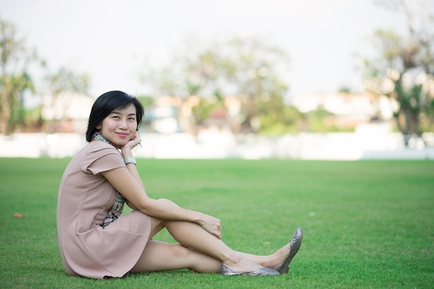 Portrait de la belle femme asiatique dans le parc