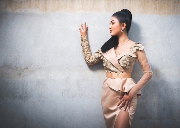 Portrait, de, belle, femme asiatique, debout, à côté de, piscine, extérieur