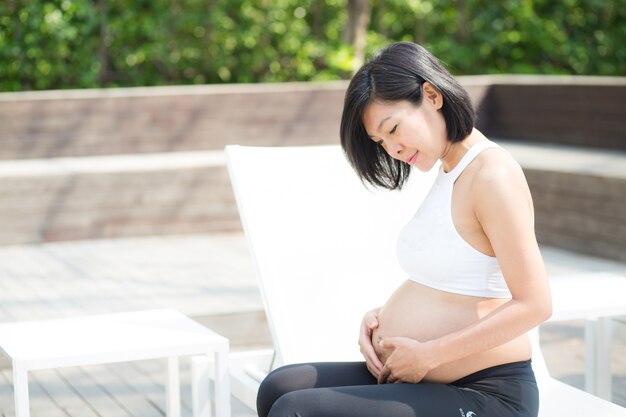Portrait belle femme asiatique enceinte relax