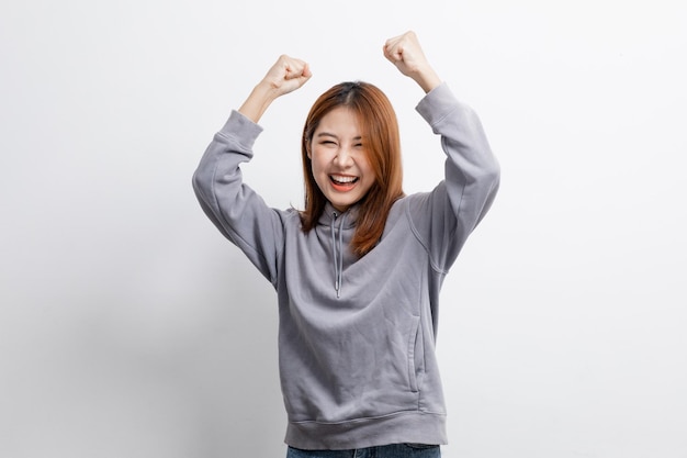 Portrait d'une belle femme asiatique faisant une pose joyeuse sur un concept de portrait de fond isolé utilisé pour la publicité et la signalisation isolée sur l'espace de copie de fond blanc