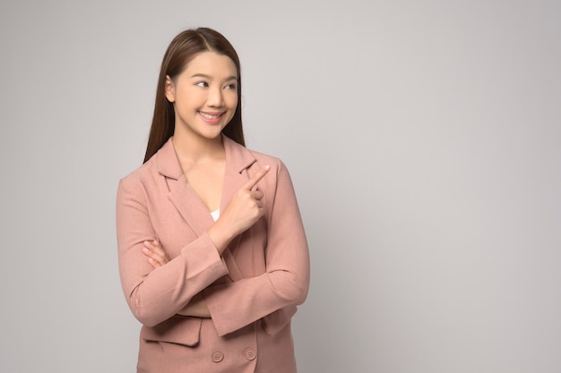 Portrait de belle femme asiatique sur fond blanc studio