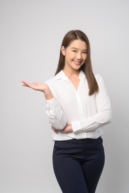 Portrait de belle femme asiatique sur fond blanc studio