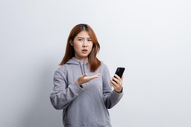 Portrait d'une belle femme asiatique gesticulant sur le concept de portrait de fond isolé utilisé pour la publicité et la signalisation isolé sur l'espace de copie de fond blanc