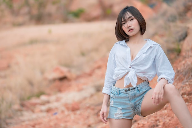 Portrait d'une belle femme asiatique portant une chemise blanche et un denim court, des Thaïlandais posant pour prendre une photo, une femme sexy.