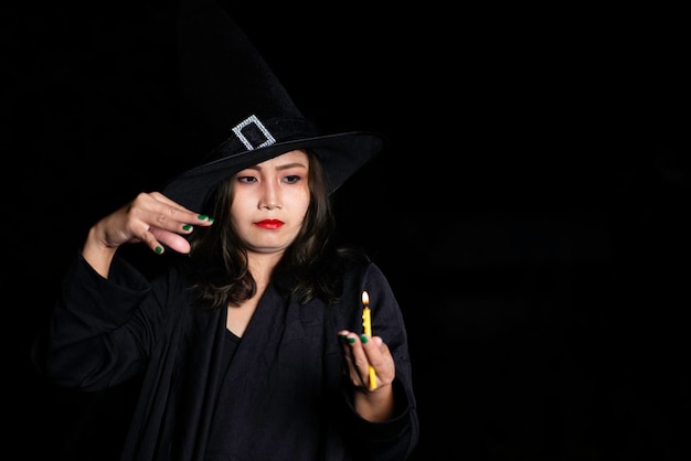 Portrait d'une belle femme asiatique portant un costume de sorcière sur fond noirThaïlande concept de festival d'HalloweenScène d'horreur