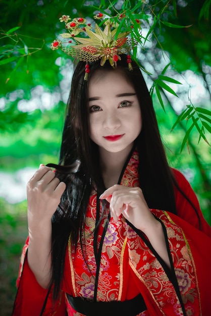 Portrait d'une belle femme asiatique portant un style vestimentaire chinois ancien à la forêt de bambousThailand peopleChinese movie scene