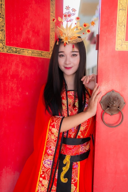 Portrait d'une belle femme asiatique portant un style vestimentaire chinois ancien