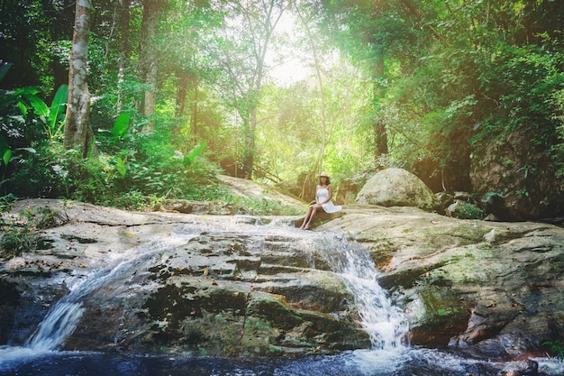 Portrait de la belle femme asiatique profiter de l&#39;automne de l&#39;eau, naturel en plein air à la forêt