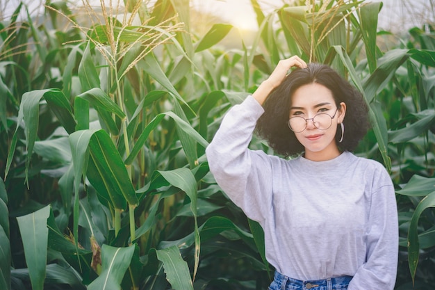 Portrait de la belle femme asiatique profiter naturel en plein air au champ de maïs