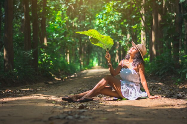 Portrait de la belle femme asiatique profiter naturel en plein air à la forêt