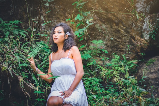 Portrait de la belle femme asiatique profiter naturel en plein air à la forêt