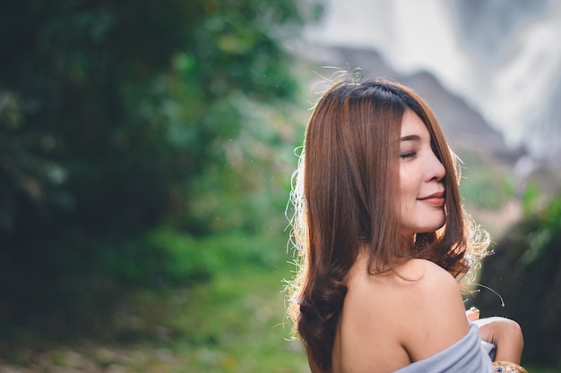 Portrait de la belle femme asiatique profiter naturel en plein air à la forêt