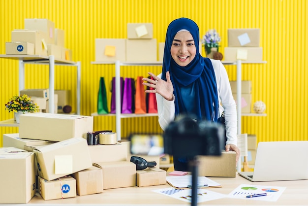 Portrait d'une belle femme asiatique propriétaire musulmane indépendante PME achats en ligne travaillant et utilisant la technologie numérique communication sociale enregistrement de contenu vidéo pour le chat en direct à la maison