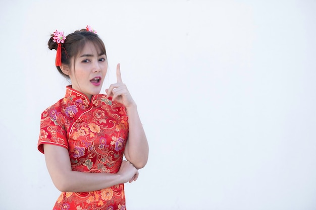 Portrait belle femme asiatique en robe Cheongsam sur fond blancThailand peopleHappy Chinese new year conceptHappy asian lady in Chinese traditional dress