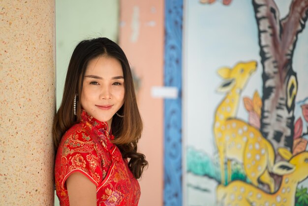 Portrait belle femme asiatique en robe CheongsamHappy concept de nouvel an chinois