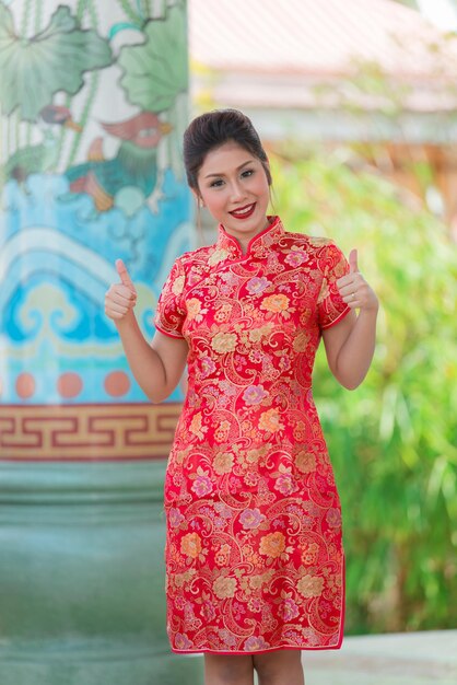 Portrait d'une belle femme asiatique en robe CheongsamThailand peopleHappy Chinese new year concept