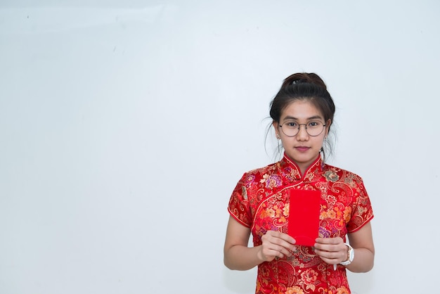 Portrait d'une belle femme asiatique en robe CheongsamThailand peopleHappy Chinese new year concept