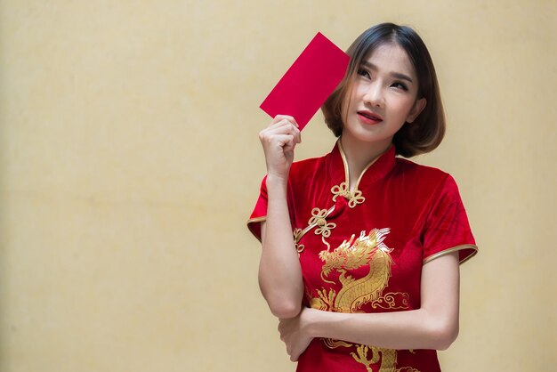 Portrait belle femme asiatique en robe CheongsamThailand peopleHappy Chinese new year conceptHappy asian lady in chinese traditional dress