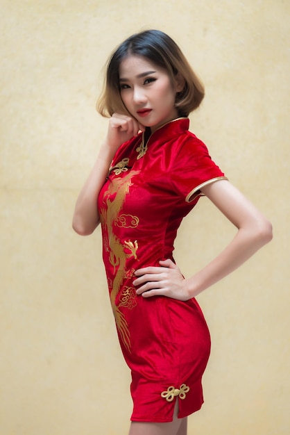 Portrait belle femme asiatique en robe CheongsamThailand peopleHappy Chinese new year conceptHappy asian lady in chinese traditional dress