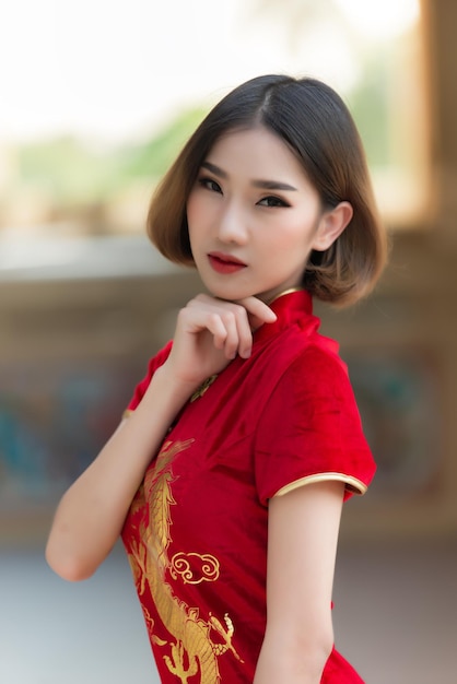 Portrait belle femme asiatique en robe CheongsamThailand peopleHappy Chinese new year conceptHappy asian lady in chinese traditional dress