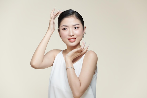 Portrait d'une belle femme asiatique soins de la peau cheveux sains et peau gros plan beauté du visage