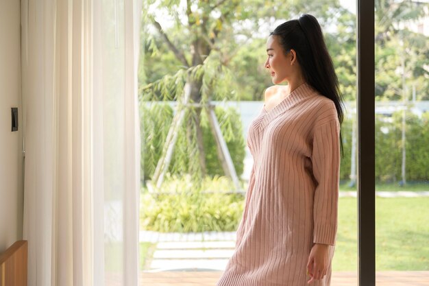 Portrait d'une belle femme asiatique souriante et confiante