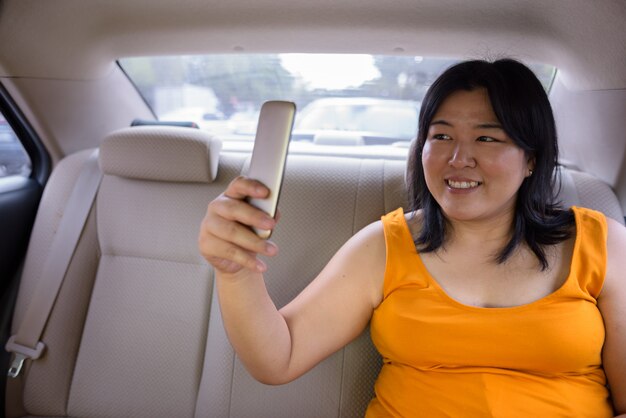 Portrait de belle femme asiatique en surpoids à l'intérieur de la voiture autour de la ville de Bangkok, Thaïlande