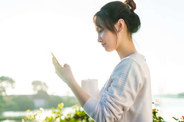 Portrait de belle femme asiatique, tôt le matin,