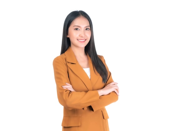 Portrait belle femme asiatique de travail fille d'affaires debout les bras croisés avec bonheur isolé sur fond blanc copie espace