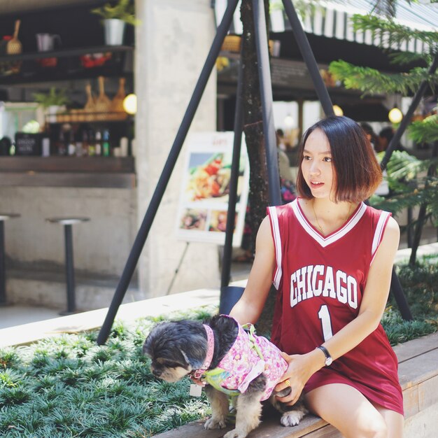 Portrait belle femme assise avec chien mignon shih tzu avec arrière-plan flou