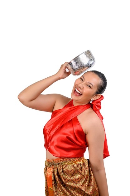 Photo portrait belle femme au festival de songkran avec bol d'eau