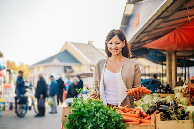 Portrait d&#39;une belle femme au marché.