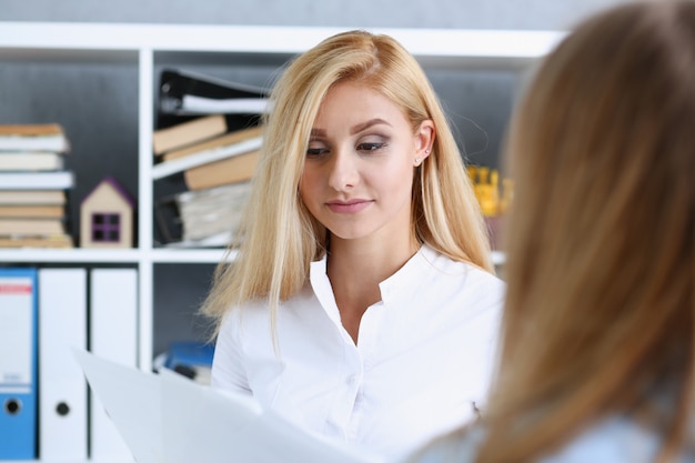 Portrait de la belle femme au travail