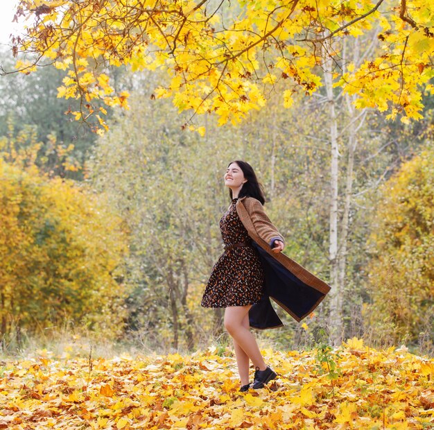 portrait belle femme en automne parc