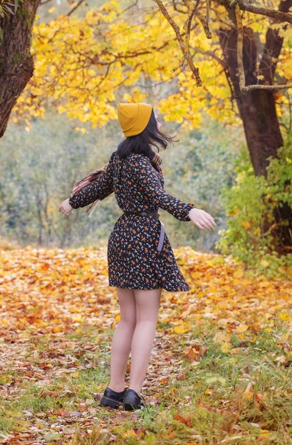 portrait belle femme en automne parc